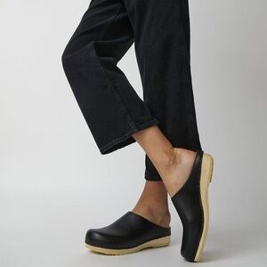 No. 6 Reid Clog with Shearling on Flat Base in Jet Size 38